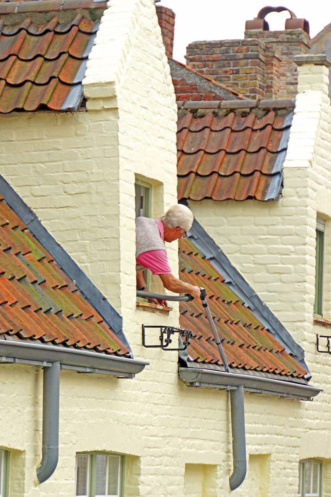 Entretien et nettoyage de gouttières et descentes en zinc sur maison ancienne